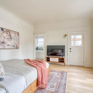 - The Sullivan's Gulch - 94 Walkscore Apartment
